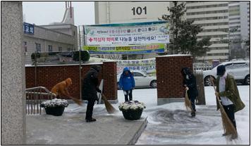 정자1동 빙판길 안전사고 예방 제설작업 실시